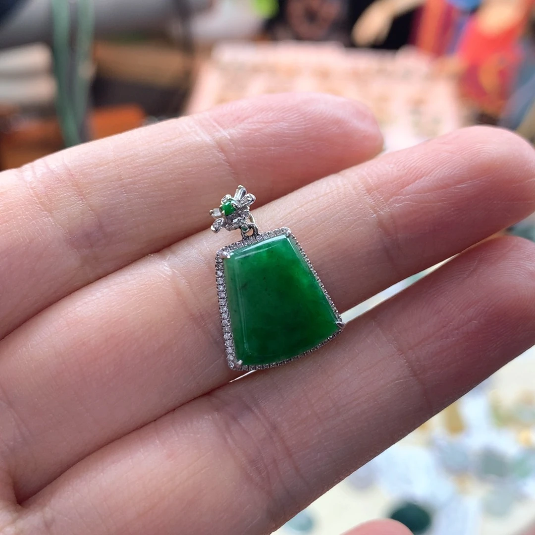 颈饰18K金镶嵌翡翠d****g