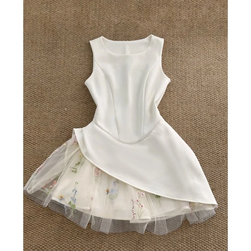 2025夏季白色无袖连衣裙穿搭绝美漂亮小白裙掐腰蓬蓬花苞a字短裙