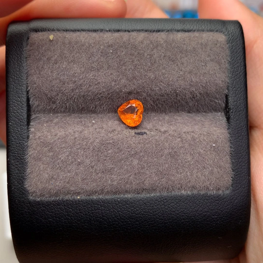 未镶嵌裸石石榴石（芬达石）1.31ct
