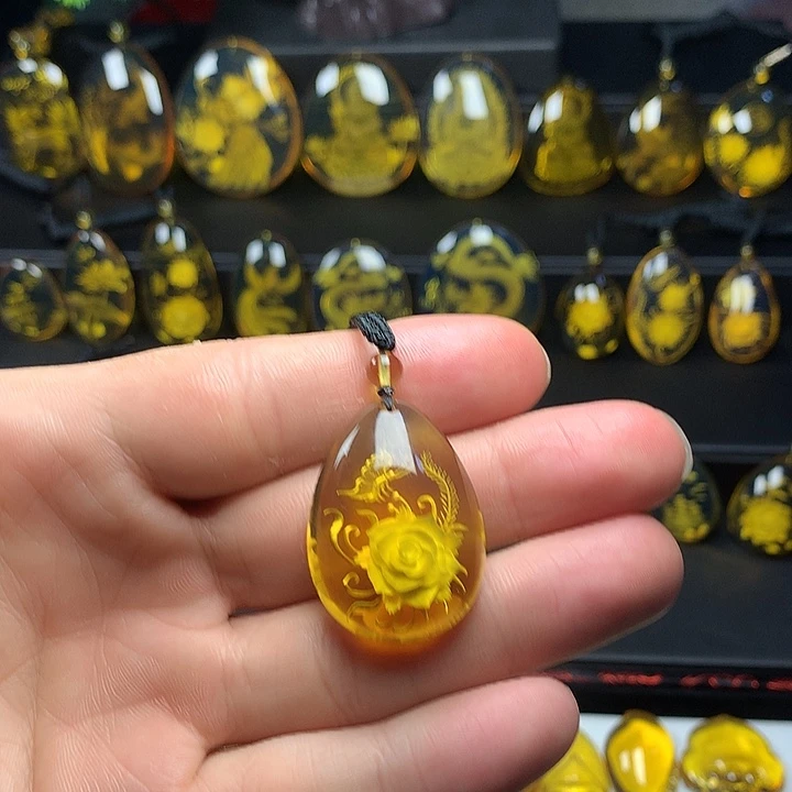 琥珀未镶嵌颈饰蝶恋花。