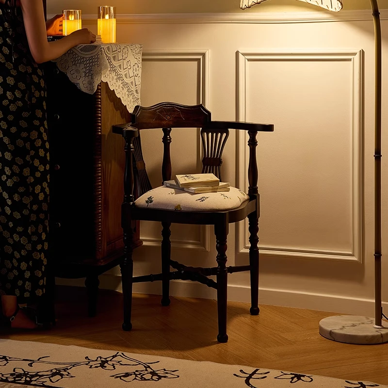 新款复古法式餐椅中古实木单人设计师扶手椅三角椅咖啡厅休闲椅子
