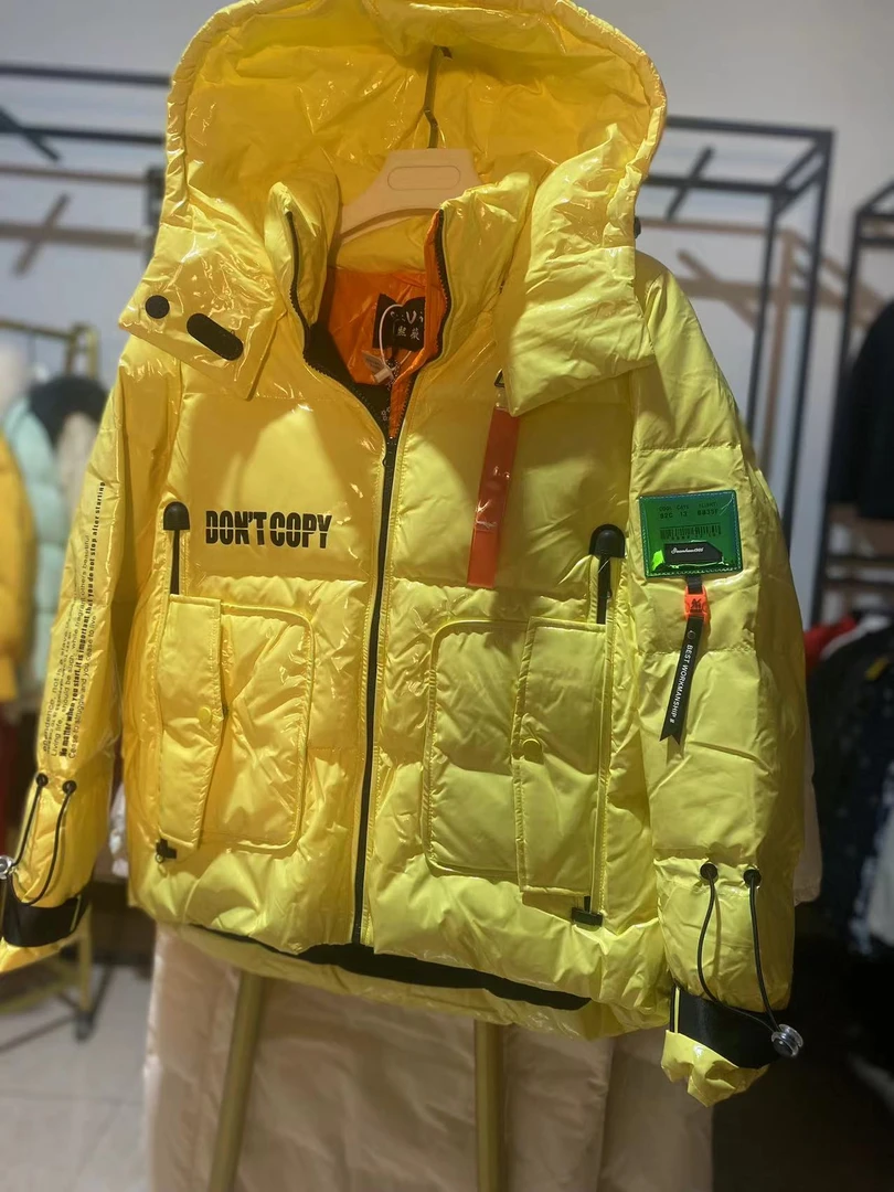 2024年冬款女装面包短款。宽松版。大小胖瘦可穿。