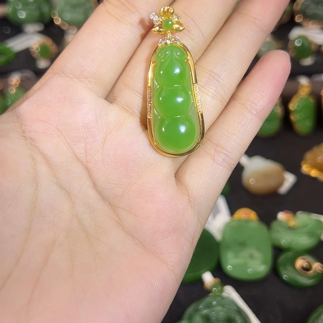 和田玉18K金镶嵌吊坠(不含链)苹果绿福豆30mm