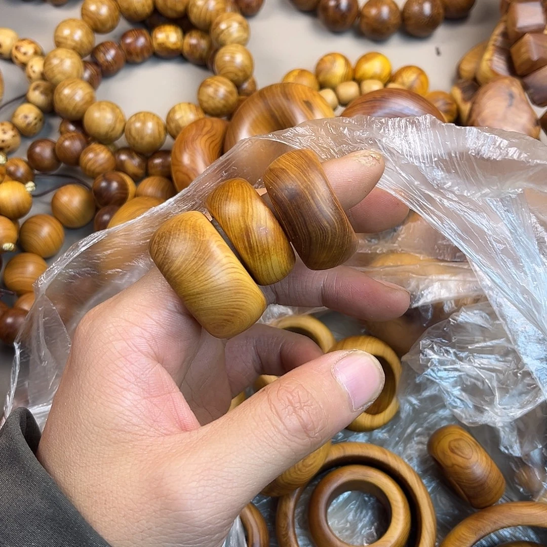葉***欢柏木（崖柏）把件三个