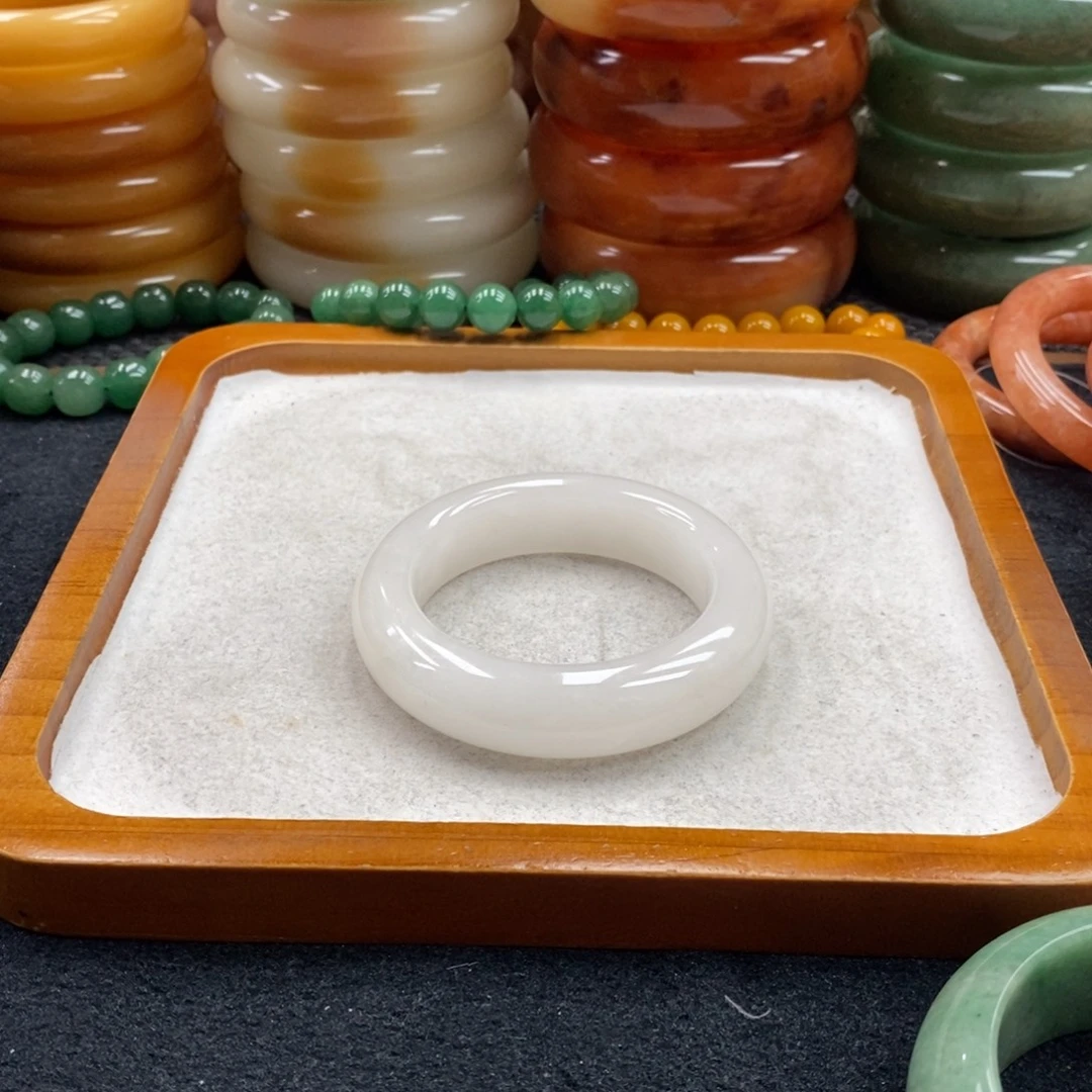 李***y石英岩玉未镶嵌手镯（圆镯）