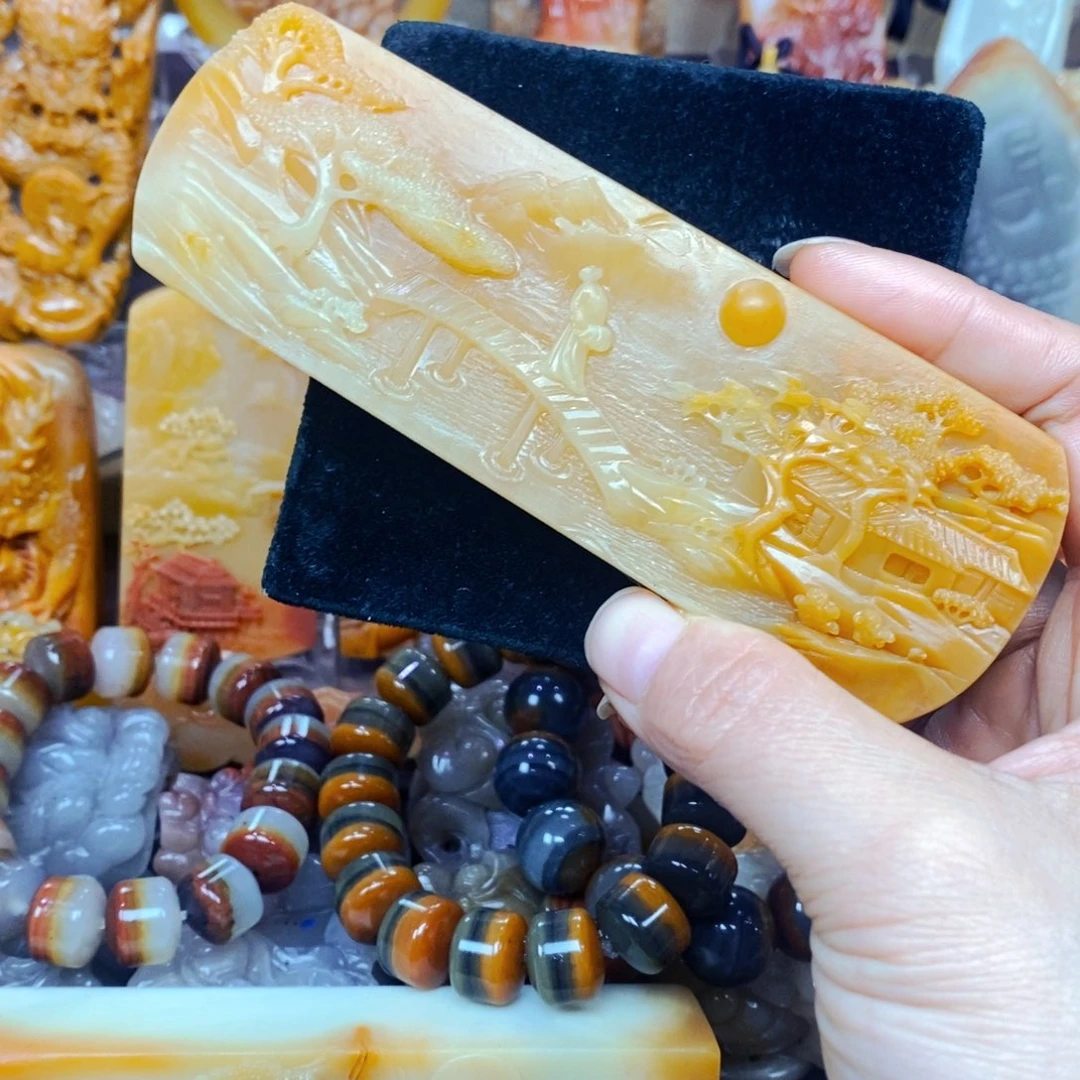 未镶嵌石英质玉（黄龙玉）颈饰