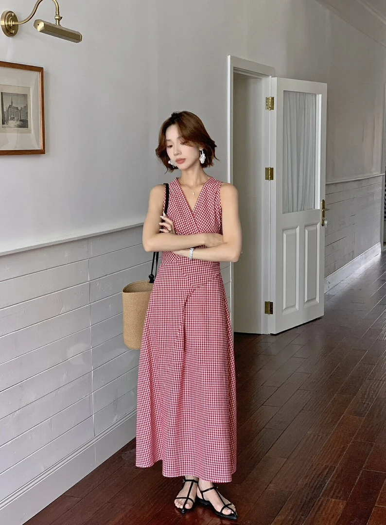高级感复古气质V领交叉绑带格纹收腰显瘦时尚无袖长款连衣裙
