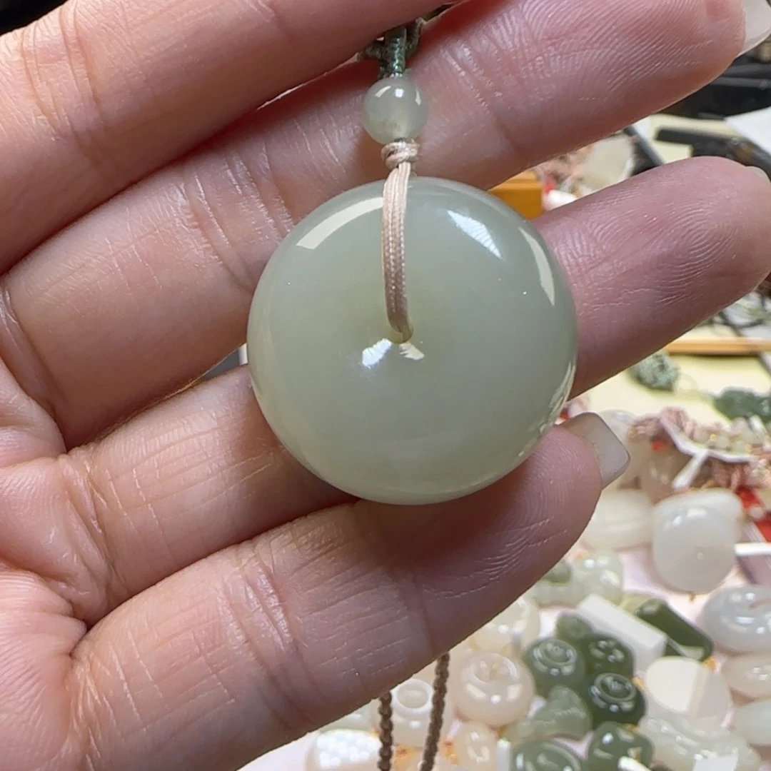 栗***子和田玉未镶嵌颈饰