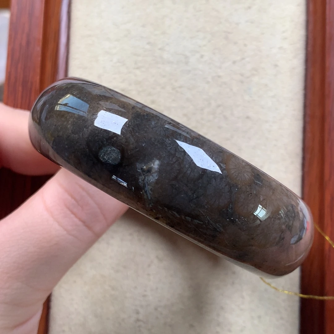 未镶嵌黑金沙54.5圈漏500/个。12硅化珊瑚（珊瑚玉）