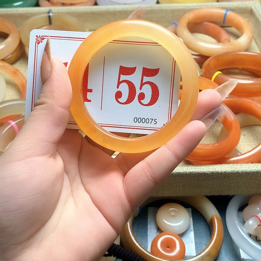 未镶嵌石英质玉（黄龙玉）手镯