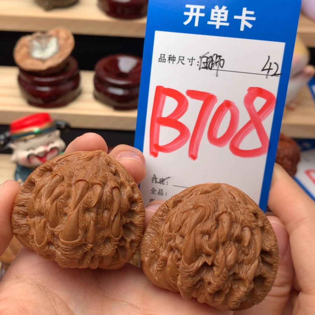 文玩核桃吊坠708号 三角白手工雕刻 42