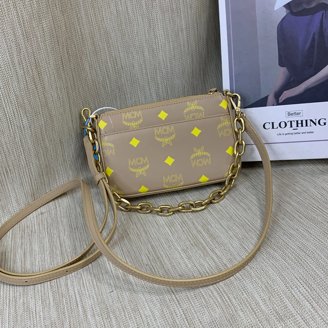 95新 MCM 卡其色斜跨包/EE10710010/0010