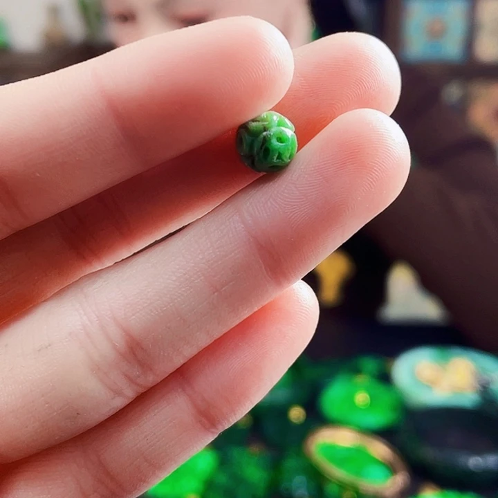 翡翠未镶嵌颈饰多样性