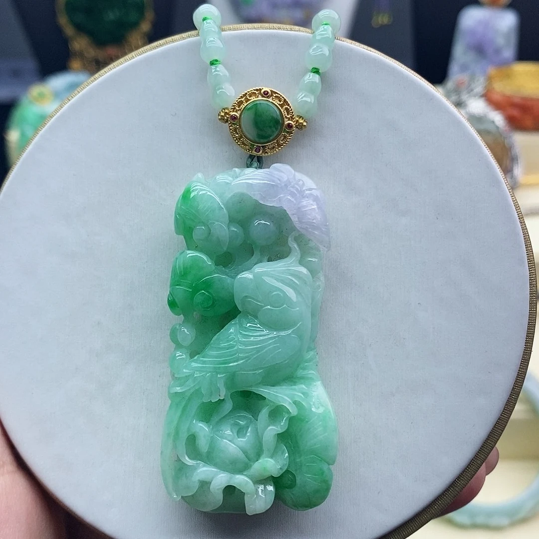 翡翠未镶嵌吊坠(赠链)