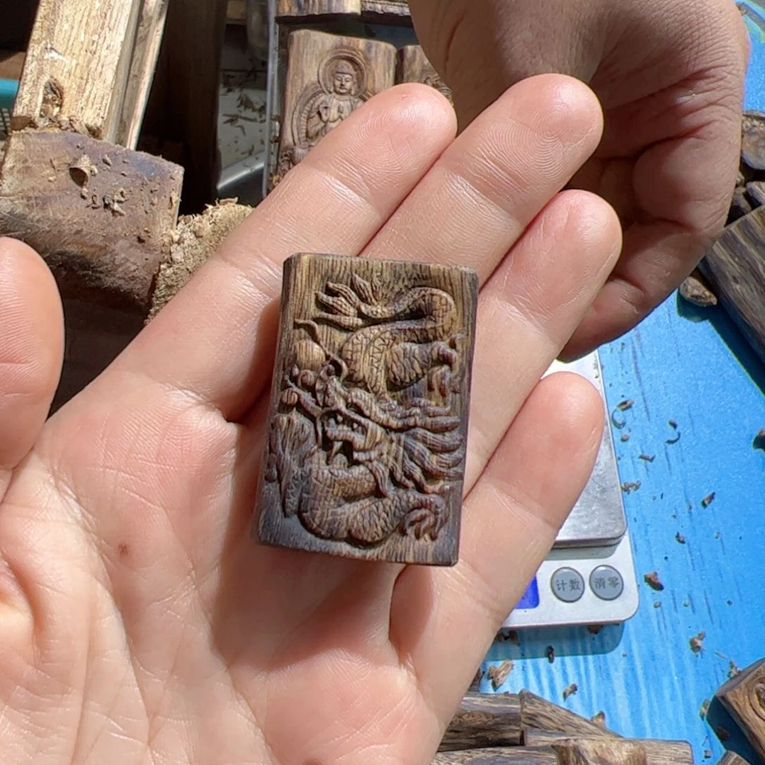 沉香吊坠白棋龙牌8克