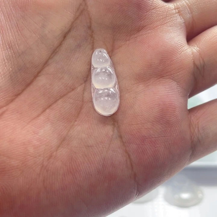 翡翠未镶嵌颈饰豆子