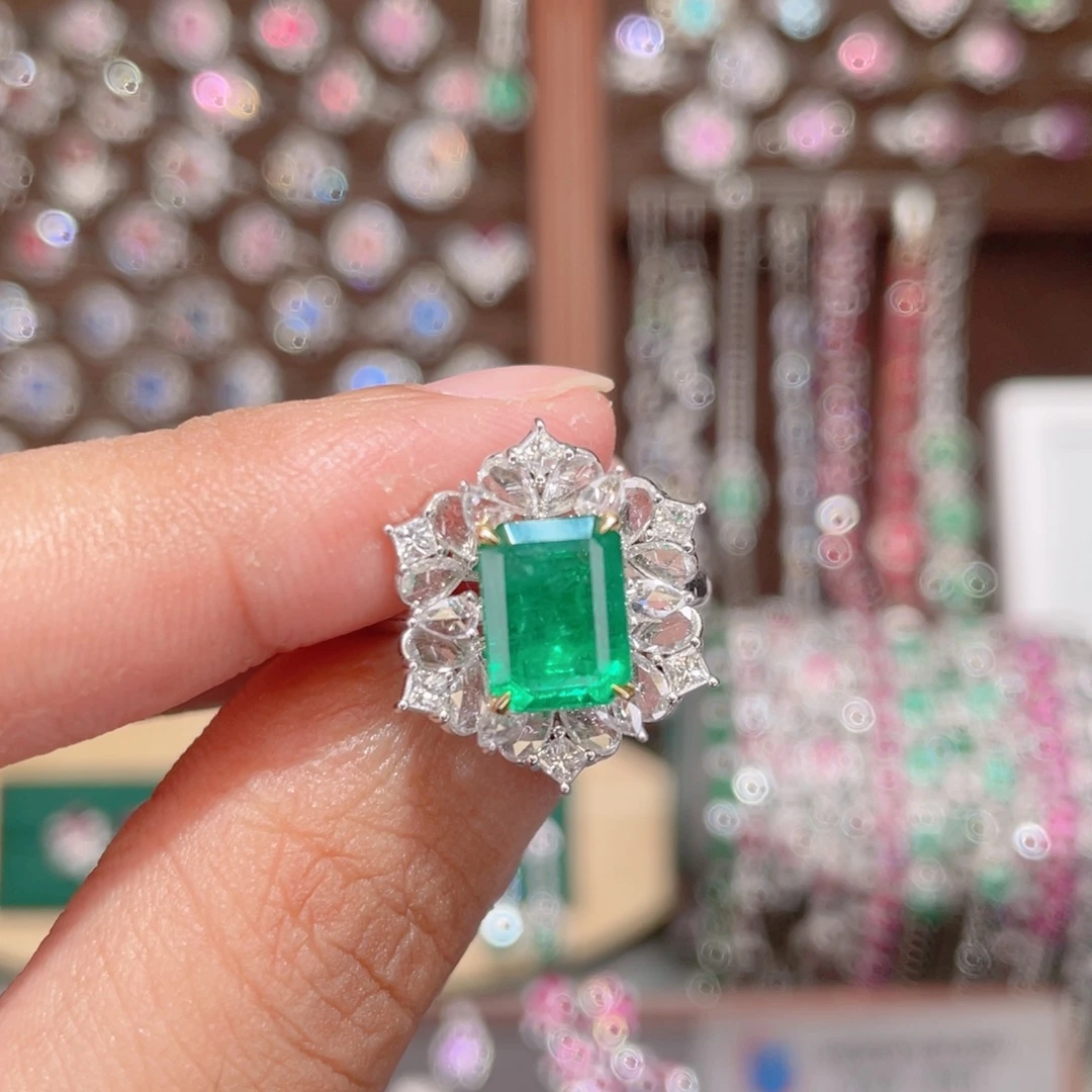 18K金镶嵌祖母绿戒指2.36ct