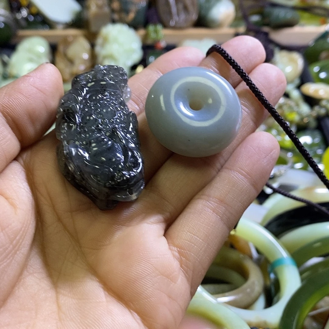 未镶嵌岫玉颈饰两个