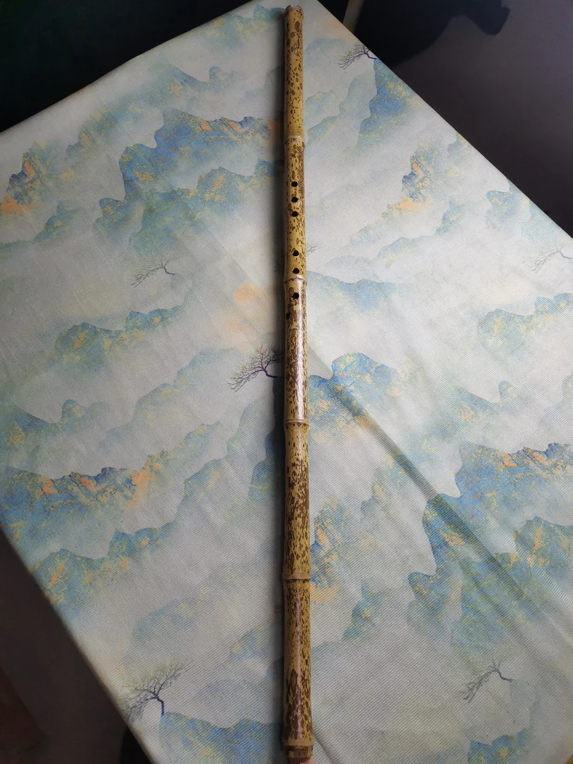 精品梅鹿竹正手G调洞箫，音准音色好，音域广，花纹品相好。