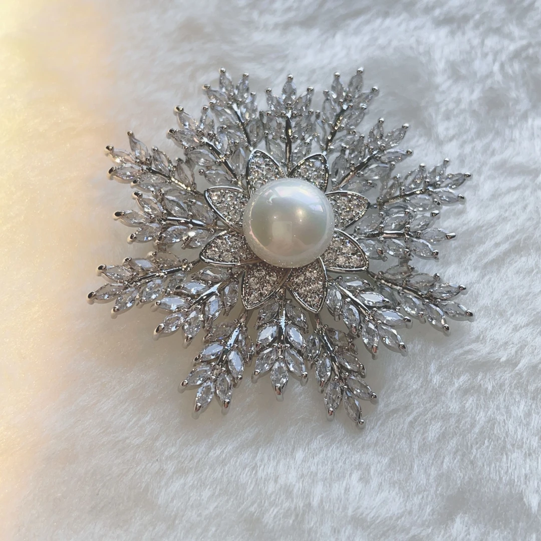 钛钢仿珍珠胸针 轻奢银色雪花贝珠精致百搭款胸针