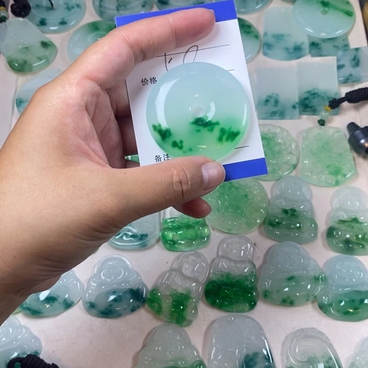 锅***微翡翠未镶嵌颈饰平安扌扣