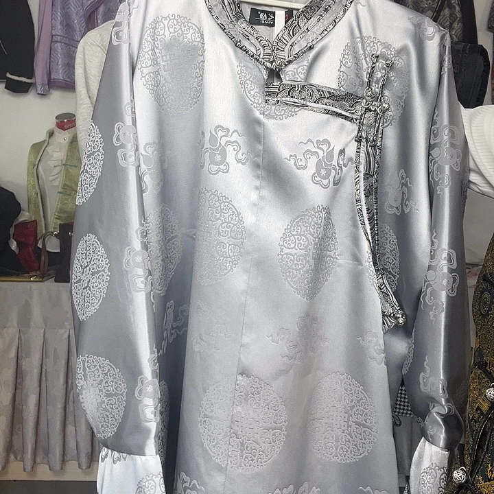 银白色男款衬衫缎面