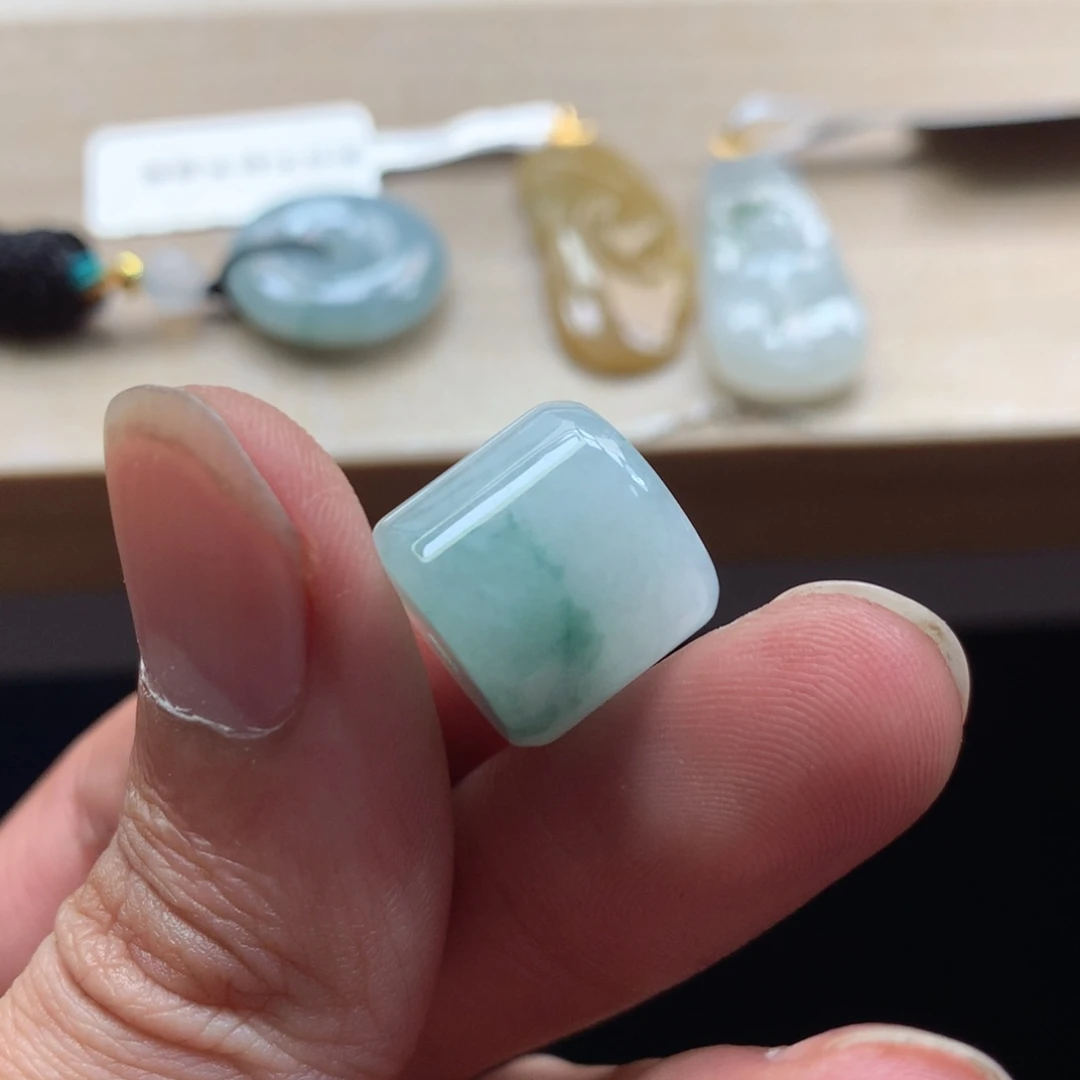 颈饰未镶嵌翡翠吊坠