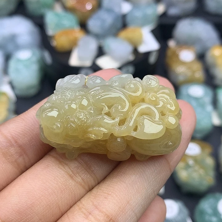 兔****颈饰未镶嵌翡翠天然缅甸翡翠