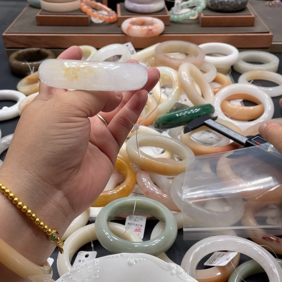 钟***古石英质玉手镯未镶嵌