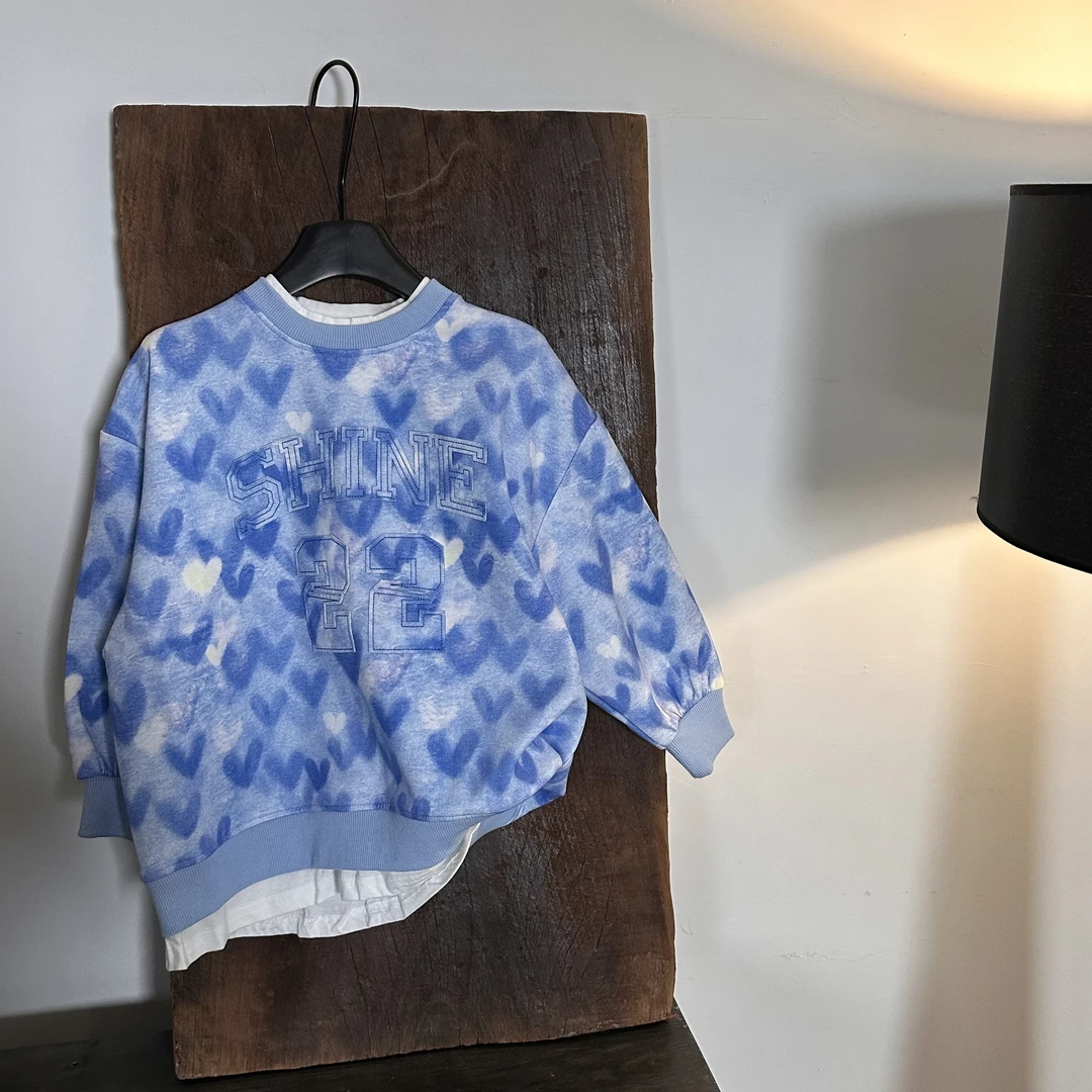 7346#蓝色桃心卫衣~喜欢亮色的宝贝冲！！