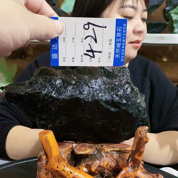 蛇纹石玉原石未镶嵌