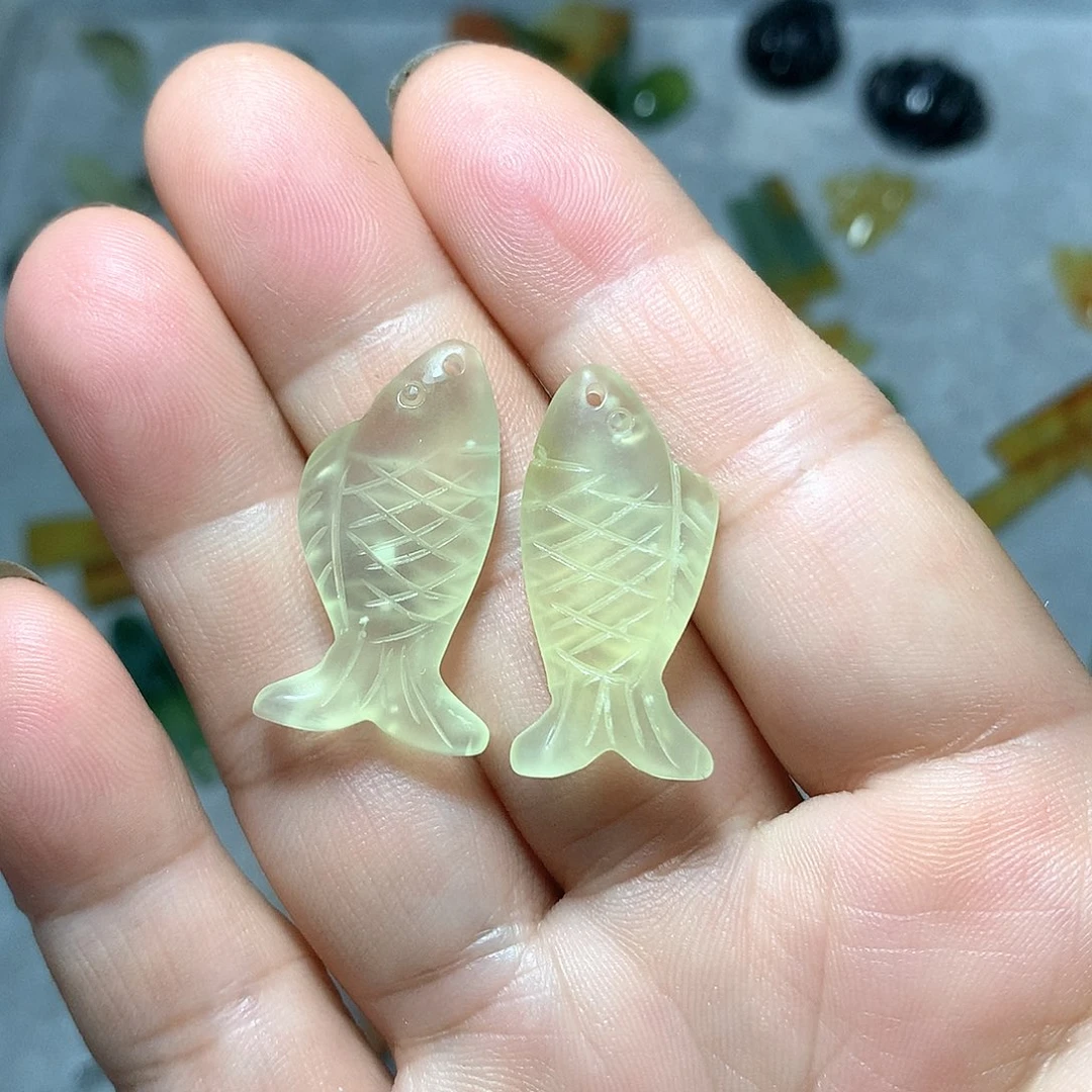 蛇纹石玉未镶嵌耳环