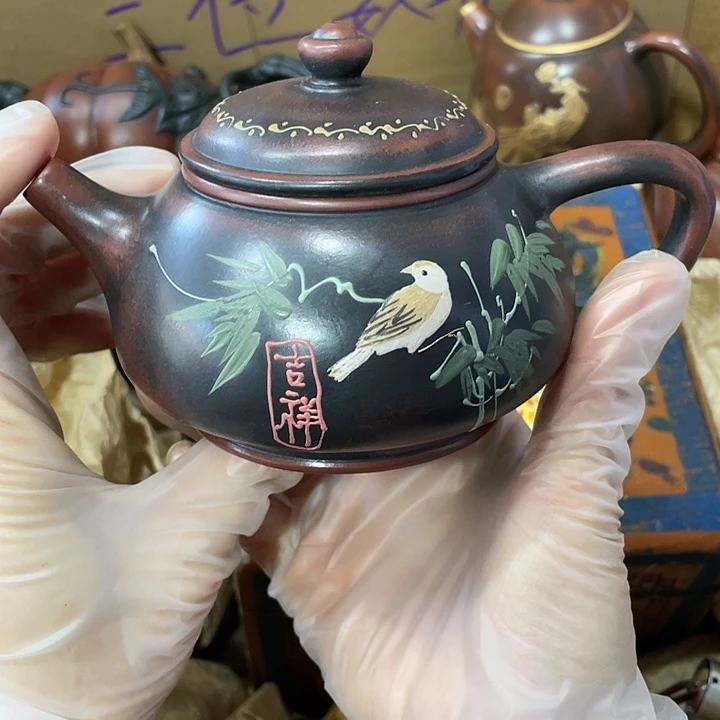 紫砂茶壶原矿泥料，纯手工制作的一把紫砂壶。