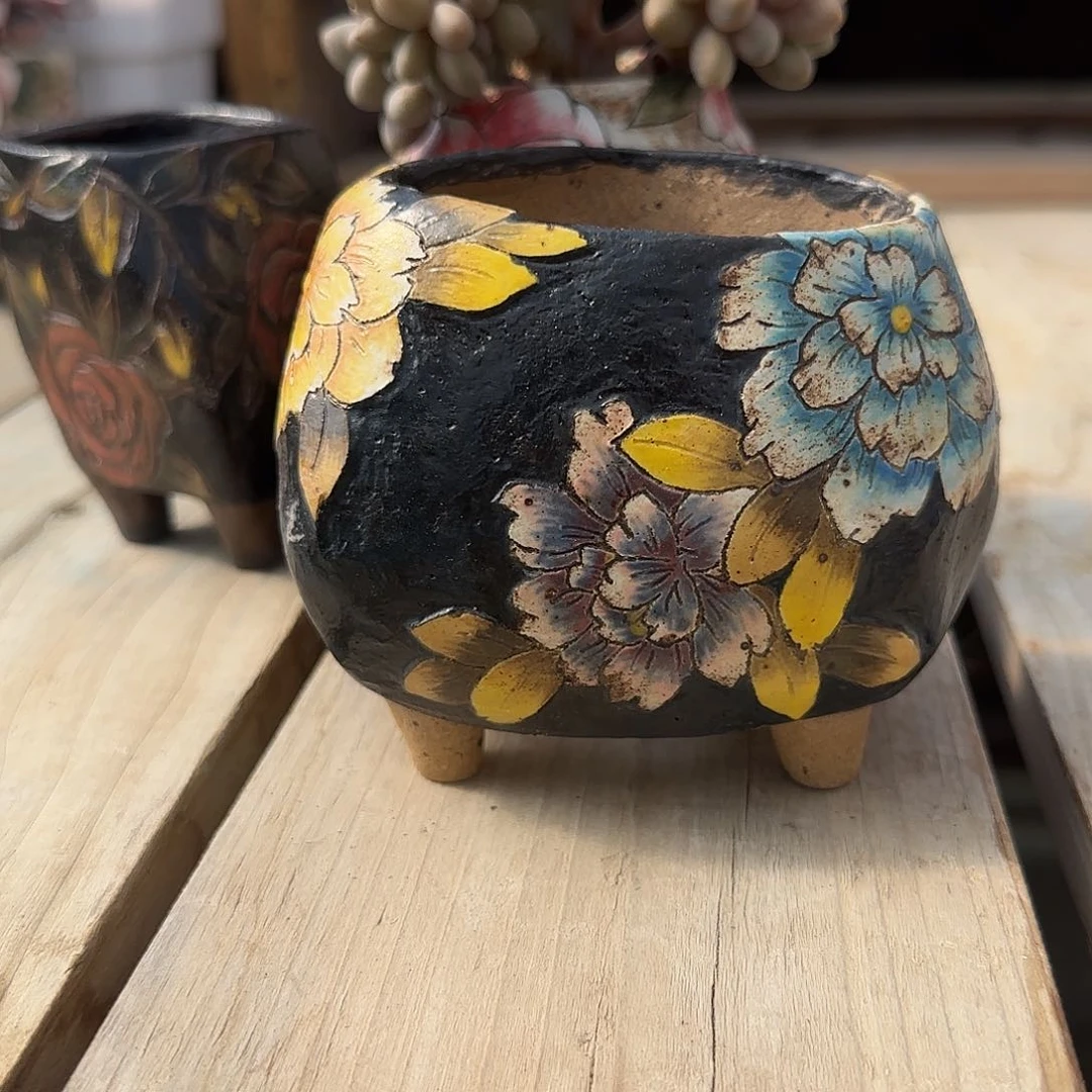 十七专拍。黑底浮雕三色花发货