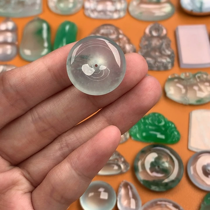 翡翠挂件未镶嵌….