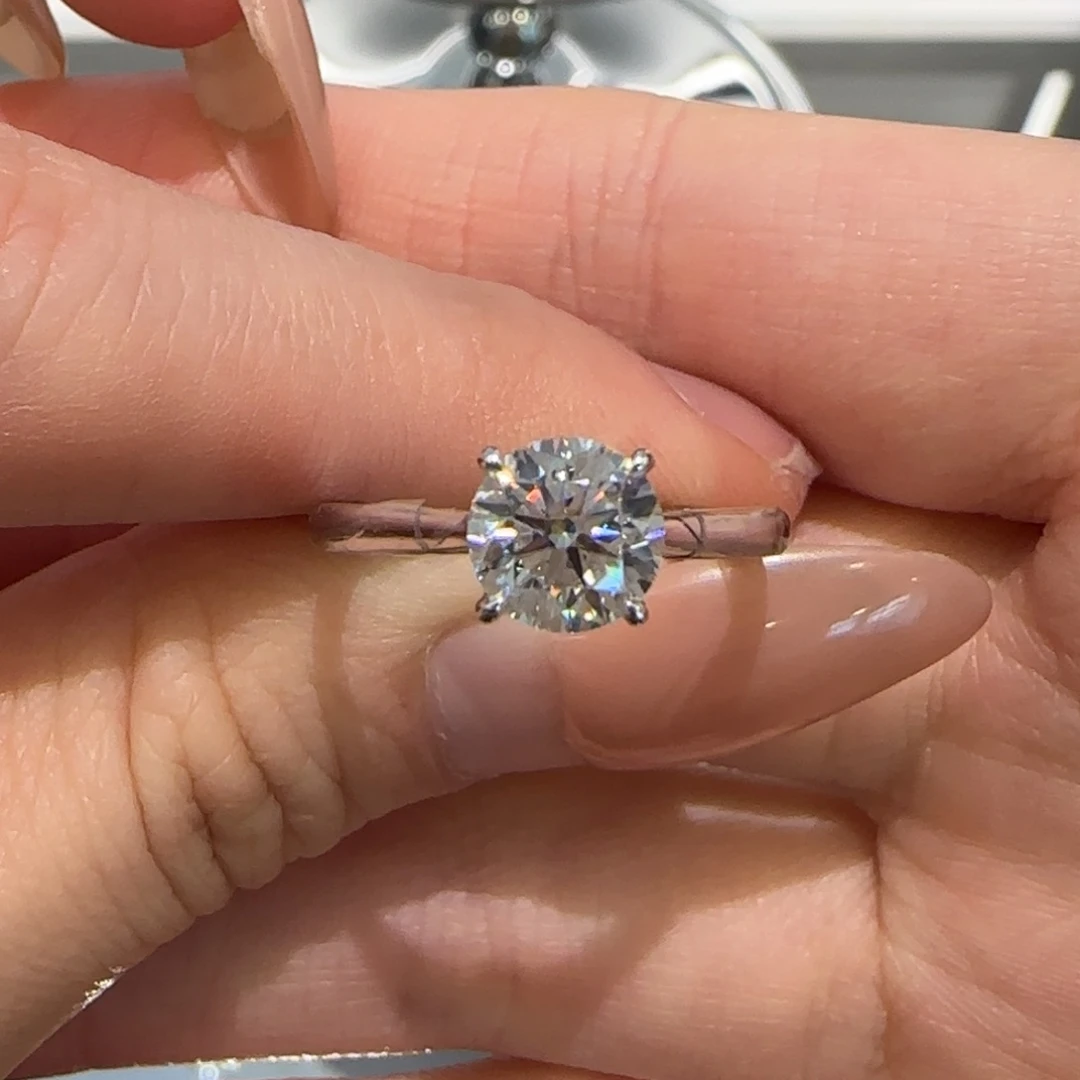 铂Pt950镶嵌实验室培育钻石1卡经典四爪