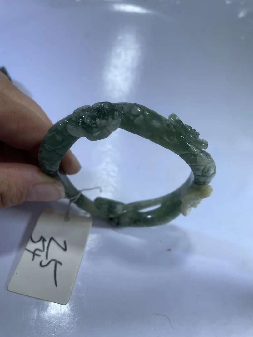 岫玉青提奶盖料，蛇戏梅花52.53口径25号