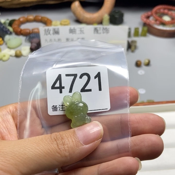 提***娜未镶嵌蛇纹石玉颈饰