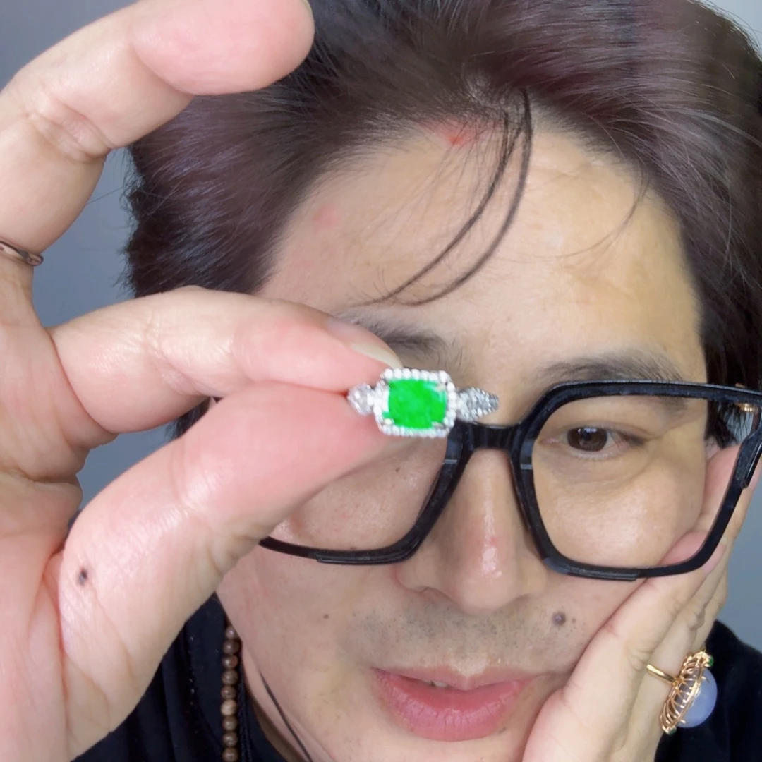 翡翠未镶嵌颈饰一件