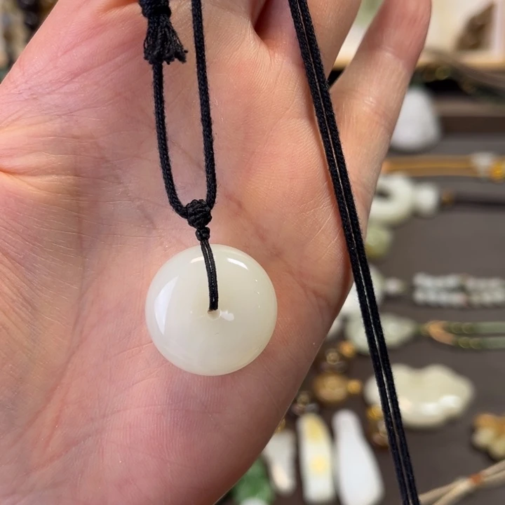 和田玉未镶嵌颈饰平安扣