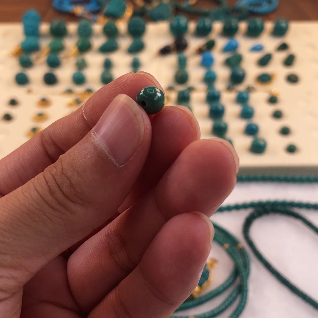 绿松石未镶嵌颈饰