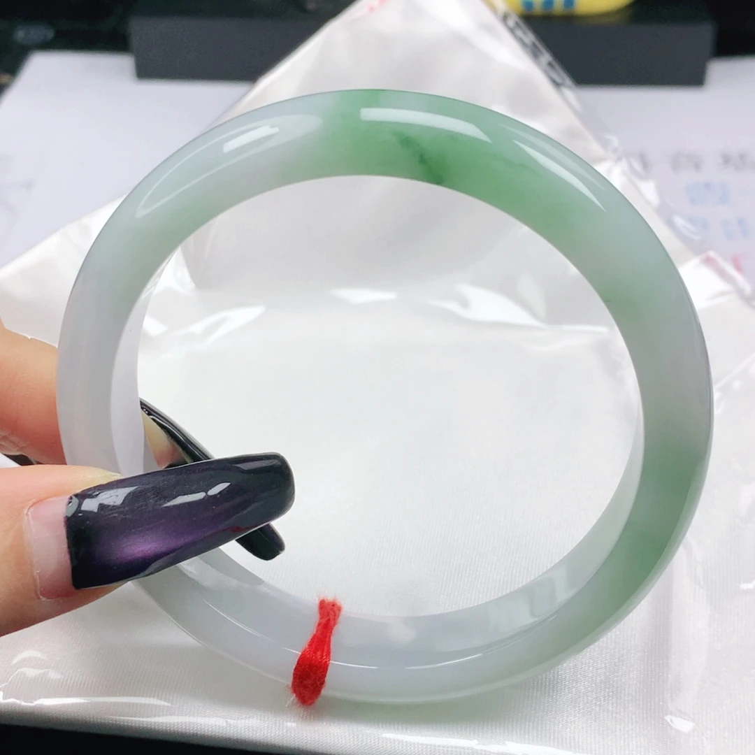 未镶嵌手镯翡翠翡翠61.1胶润白底飘绿花正圈