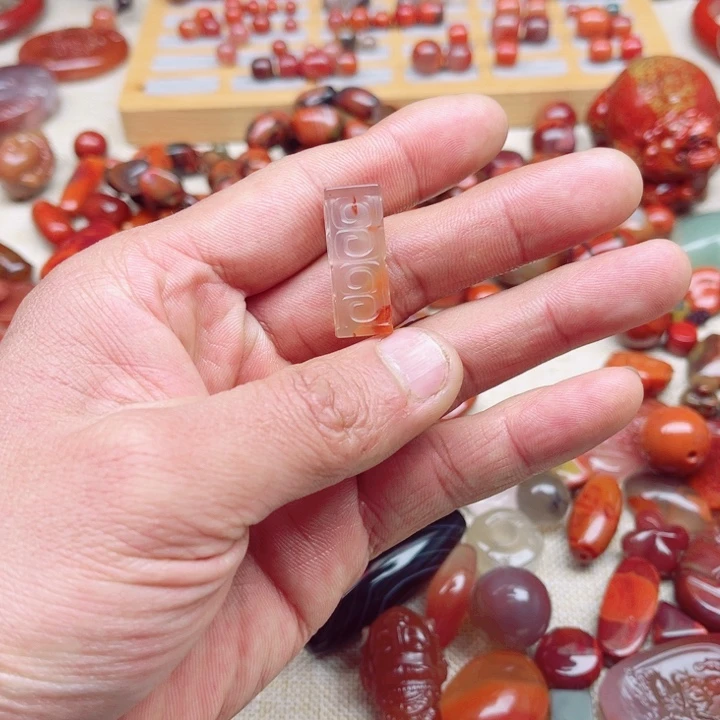 未镶嵌方形玉琮桶珠南红玛瑙