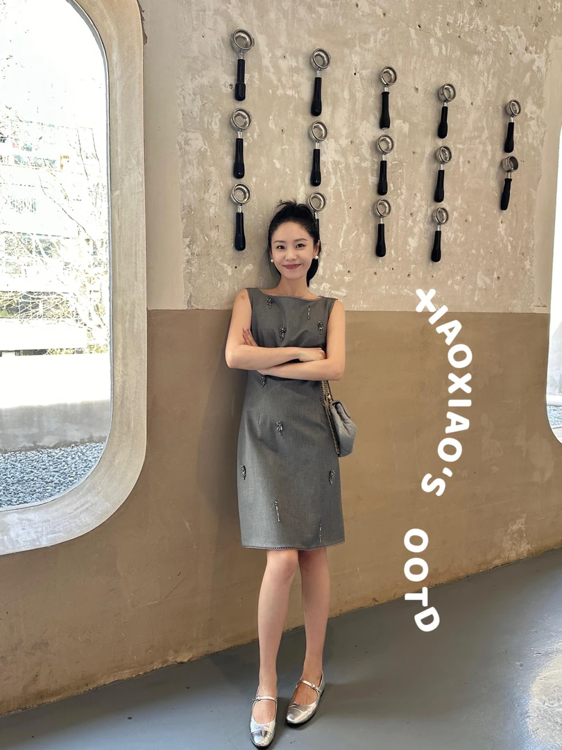 2025夏季新款法式气质轻奢风设计感无袖连衣裙女时尚性感中长裙子