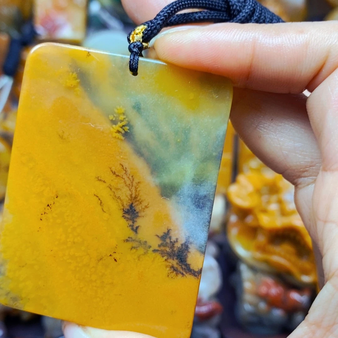 未镶嵌石英质玉（黄龙玉）颈饰