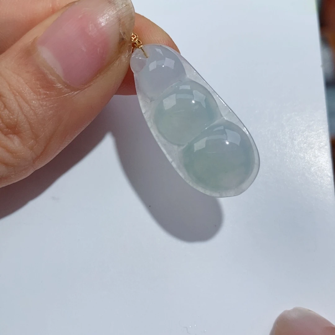 翡翠18K金镶嵌颈饰豆子吊坠