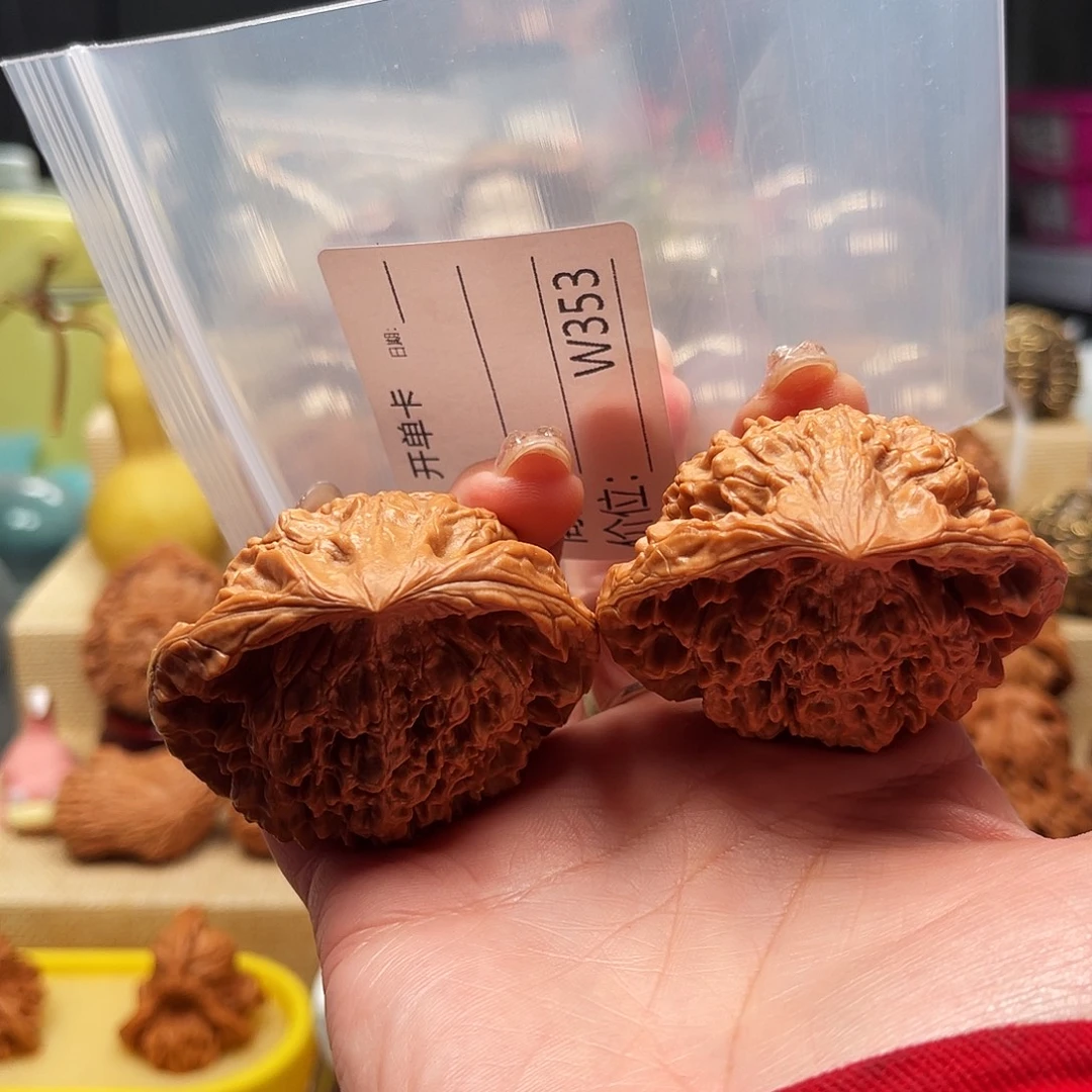 大***宏文玩核桃吊坠红蛇的故事是一个人的故事吗