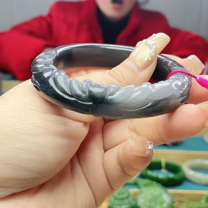 和田玉手镯54+圈口。编号84未镶嵌