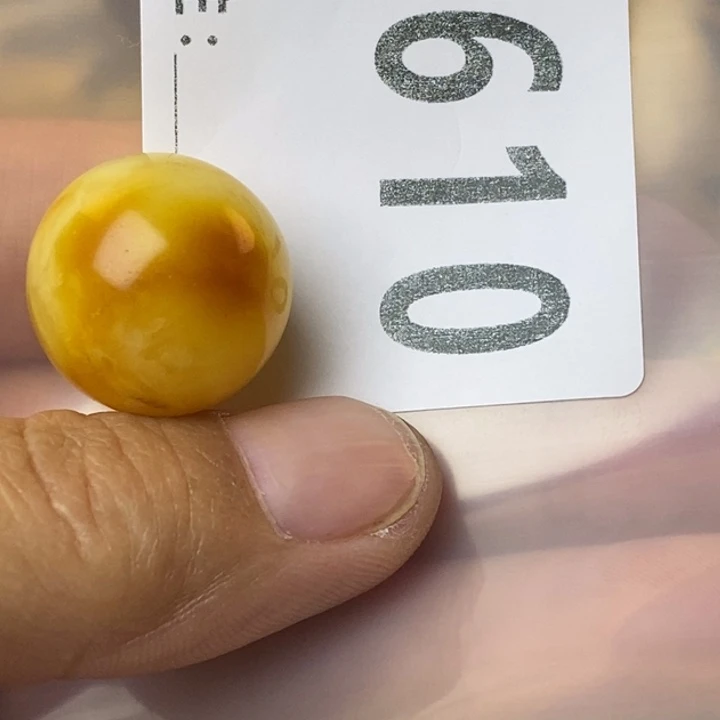 凡***张琥珀未镶嵌裸石微瑕有裂20.2