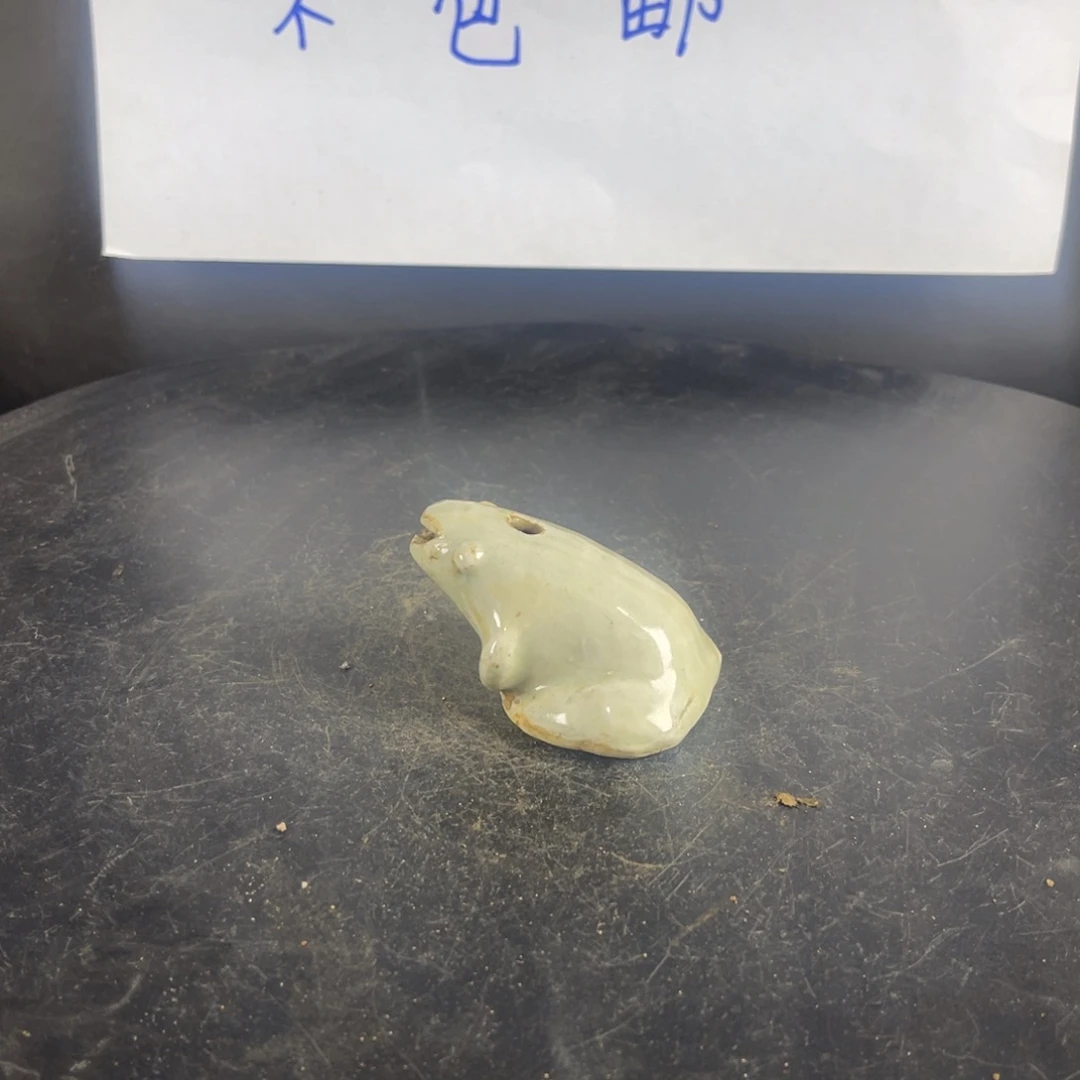 罐漂亮的小瓷器和